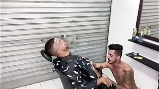 Barber shop  putao safado atendendo seu cliente com aquela atendimento especial